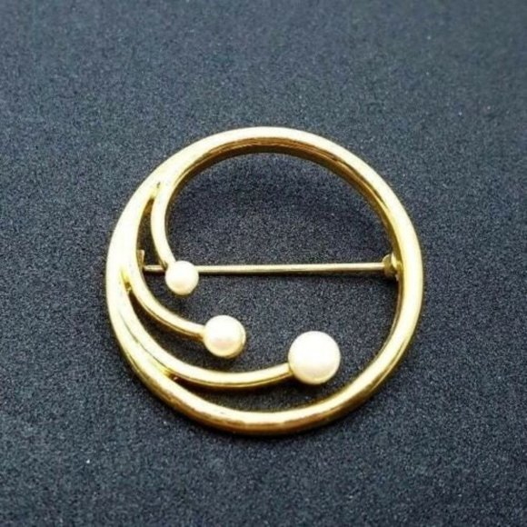 Monet Circle Pin with Three Simulated Pearls - Picture 4 of 10
